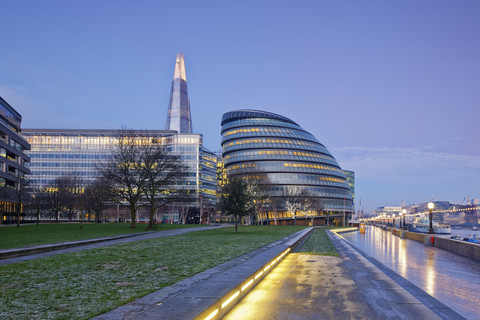 UK, London, Southwark mit City Hall und The Shard in der Abenddämmerung, lizenzfreies Stockfoto