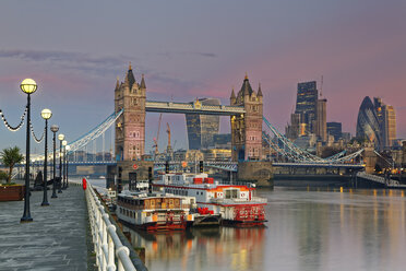 UK, London, Themse und Tower Bridge in der Abenddämmerung - GF00941