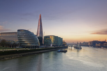 UK, London, Southwark mit City Hall und The Shard in der Abenddämmerung - GFF00943
