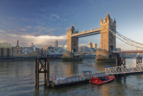 UK, London, Themse und Tower Bridge vom St. Katharine's Pier aus gesehen - GF00944