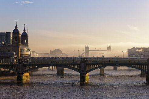 UK, London, Cannon Street Railway Bridge and Tower Bridge in haze - GFF00948