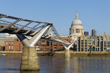UK, London, St Paul's Cathedral and Millennium Bridge - GFF00949