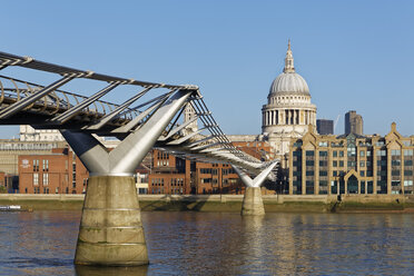 UK, London, St. Paul's Cathedral und Millennium Bridge - GFF00949