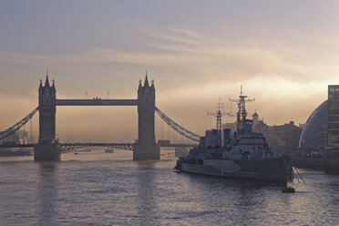 Großbritannien, London, Themse, Tower Bridge und Museumsschiff HMS Belfast in der Dämmerung - GFF00950