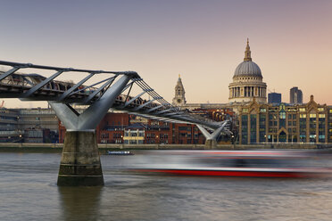 UK, London, St Paul's Cathedral und Millennium Bridge in der Abenddämmerung - GFF00953