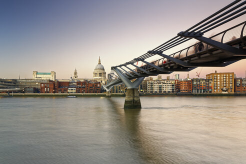 UK, London, St Paul's Cathedral und Millennium Bridge in der Abenddämmerung - GFF00954