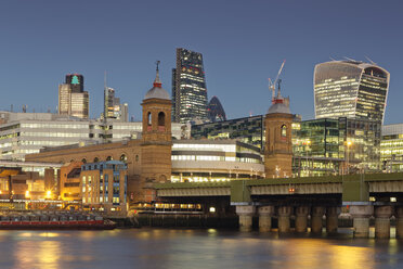 Großbritannien, London, Skyline mit Bürotürmen und Cannon Street Railway Bridge in der Abenddämmerung - GFF00955