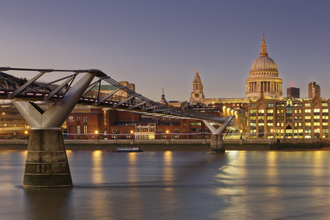 UK, London, St Paul's Cathedral und Millennium Bridge in der Abenddämmerung, lizenzfreies Stockfoto