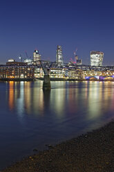 Großbritannien, London, Skyline mit Bürotürmen und Millenium Bridge bei Nacht - GFF00957