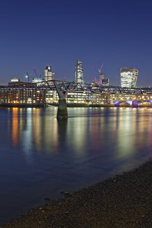 Großbritannien, London, Skyline mit Bürotürmen und Millenium Bridge bei Nacht - GFF00957