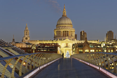 UK, London, St Paul's Cathedral und Millennium Bridge in der Abenddämmerung - GF00958