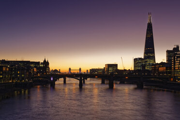 Großbritannien, London, Themse mit The Shard und Tower Bridge im Hintergrund - GFF00959