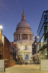 Großbritannien, London, Weihnachtsbaum vor der St. Paul's Cathedral in der Abenddämmerung - GFF00960