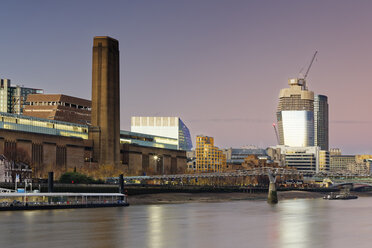 UK, London, Tate Gallery of Modern Art and Millennium Bridge - GF00961