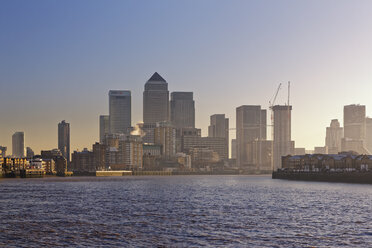 UK, London, skyline of Canary Wharf at River Thames - GFF00964