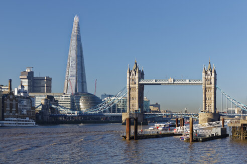 UK, London, Themse mit Shard und Tower Bridge - GFF00966