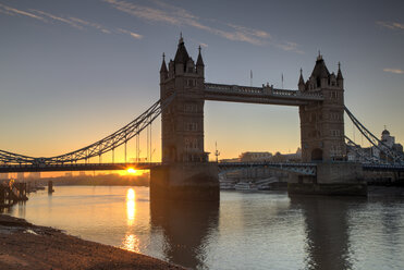 UK, London, Themse mit Tower Bridge bei Sonnenuntergang - GF00967