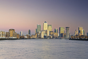 Großbritannien, London, Skyline von Canary Wharf an der Themse in der Abenddämmerung - GFF00969