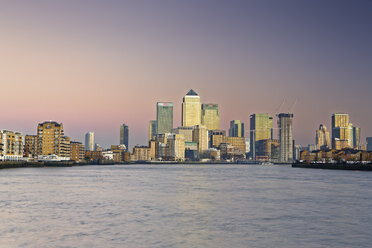 UK, London, skyline of Canary Wharf at River Thames at dusk - GFF00969