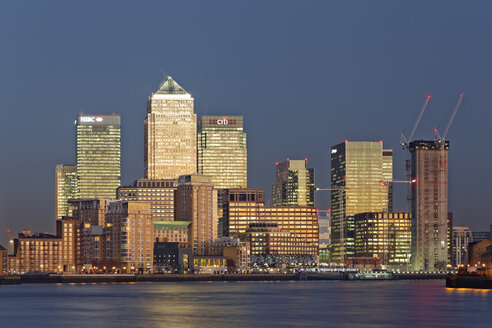 Großbritannien, London, Skyline von Canary Wharf an der Themse in der Abenddämmerung - GFF00970