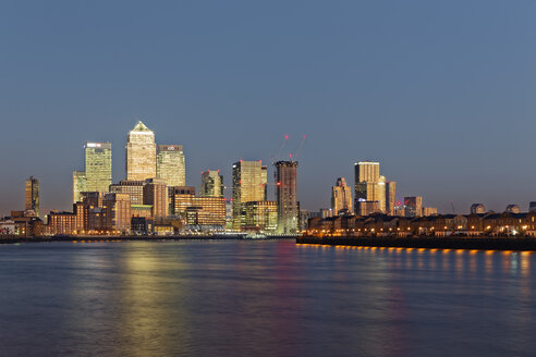 Großbritannien, London, Skyline von Canary Wharf an der Themse in der Abenddämmerung - GFF00971