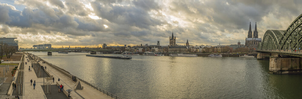 Deutschland, Köln, Blick auf die Stadt von Deutz aus mit dem Rhein im Vordergrund - WG01039