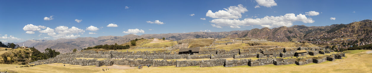 Peru, Anden, Cusco, Blick auf die Stadt und die Inkaruinen von Sacsayhuaman - FOF08717