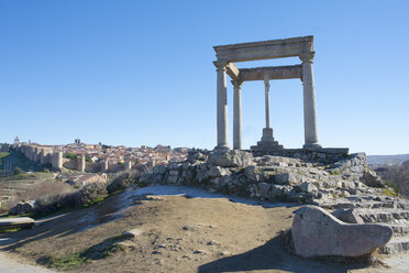 Spanien, Avila, Blick auf die Stadt mit Festungsmauer und archäologischer Stätte im Vordergrund - SKCF00240