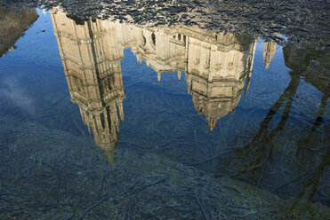 Spanien, Toledo, Wasserspiegelung der Kathedrale von Toledo in einer Pfütze - SKCF00244