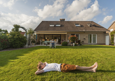 Jugendlicher im Garten liegend, lizenzfreies Stockfoto