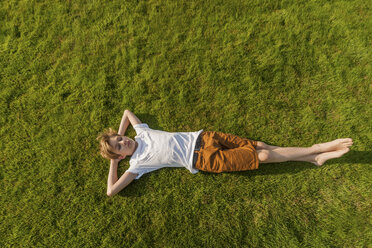 Jugendlicher im Gras liegend - PAF01753