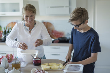 Der Enkel hilft der Großmutter in der Küche - PAF01754