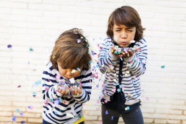 Boys blowing colorful confetti from there hands - VABF01009