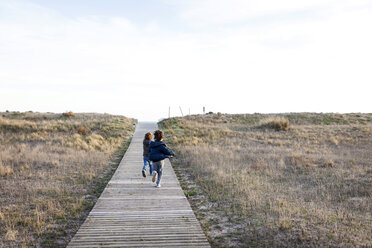 Kinder laufen auf der Strandpromenade am Strand - VABF01022