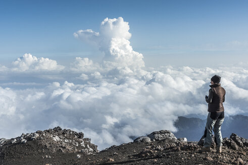 Italien, Sizilien, Wanderer auf dem Ätna stehend mit Blick auf die Aussicht - HWOF00204