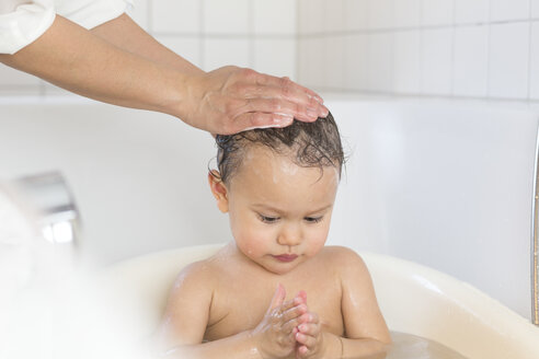 Mutter badet ihr kleines Mädchen in einer Wanne - DRF01714