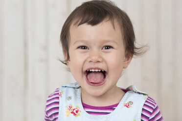 Portrait of laughing little girl - DRF01717