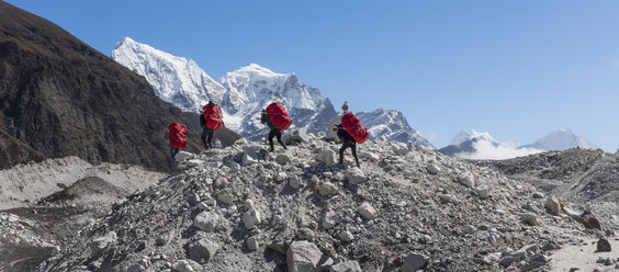 Nepal, Himalaya, Khumbu, Everest-Region, Träger auf dem Ngozumpa-Gletscher - ALRF00782