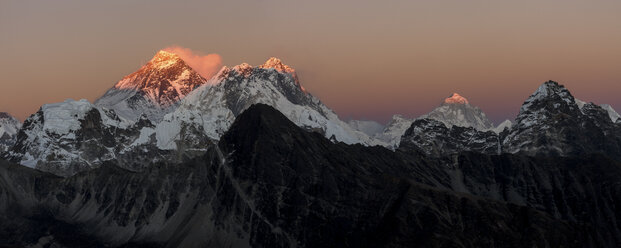 Nepal, Himalaya, Khumbu, Everest-Region, Sonnenuntergang auf Everest und Nuptse - ALRF00783