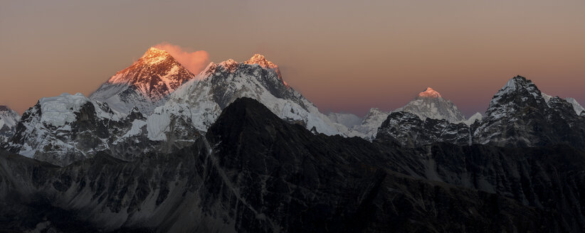 Nepal, Himalaya, Khumbu, Everest-Region, Sonnenuntergang auf Everest und Nuptse - ALRF00783