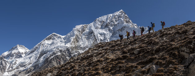 Nepal, Himalaya, Khumbu, Everest region, Trekkers and Nuptse - ALRF00799