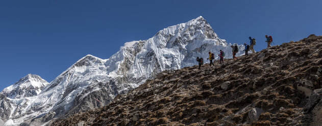 Nepal, Himalaya, Khumbu, Everest-Region, Wanderer und Nuptse - ALRF00799