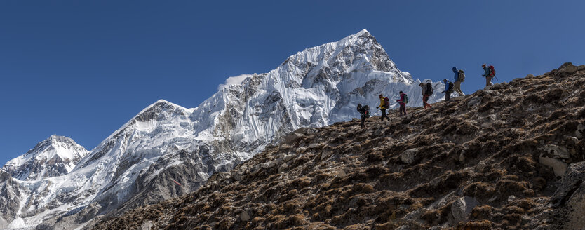 Nepal, Himalaya, Khumbu, Everest region, Trekkers and Nuptse - ALRF00799