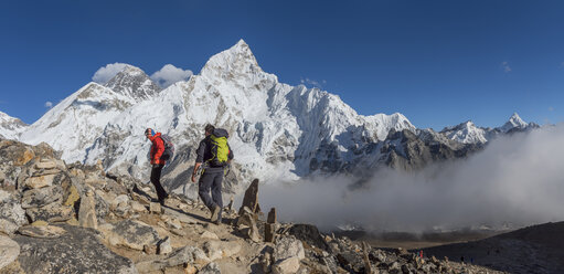 Nepal, Himalaya, Khumbu, Everest-Region, Wanderer und Nuptse - ALRF00800