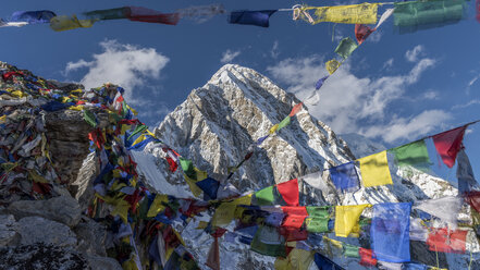 Nepal, Himalaya, Khumbu, Everest-Region, Gebetsfahnen und Pumori - ALRF00801