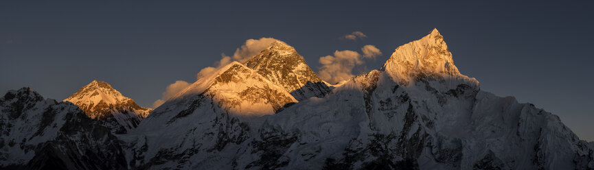 Nepal, Himalaya, Khumbu, Everest-Region, Sonnenuntergang auf Everest und Nuptse - ALRF00804