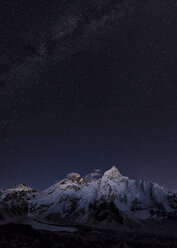Nepal, Himalaya, Khumbu, Everest region, stars over Everest and Nuptse - ALRF00805
