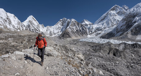 Nepal, Himalaya, Khumbu, Everest-Region, Frau im Everest-Basislager - ALRF00806