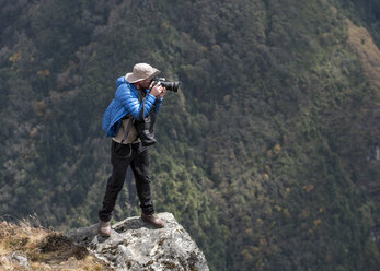 Nepal, Himalaya, Khumbu, Everest region, Namche Bazar, photographer on rock - ALRF00815