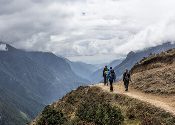 Nepal, Himalaya, Khumbu, Everest-Region, Wanderer in Namche Bazar - ALRF00816